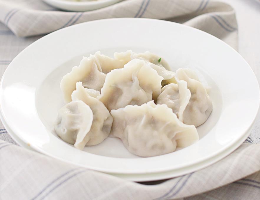 北方的每个节日几乎都会有饺子的身影,而小年夜吃饺子,取意"送行饺子