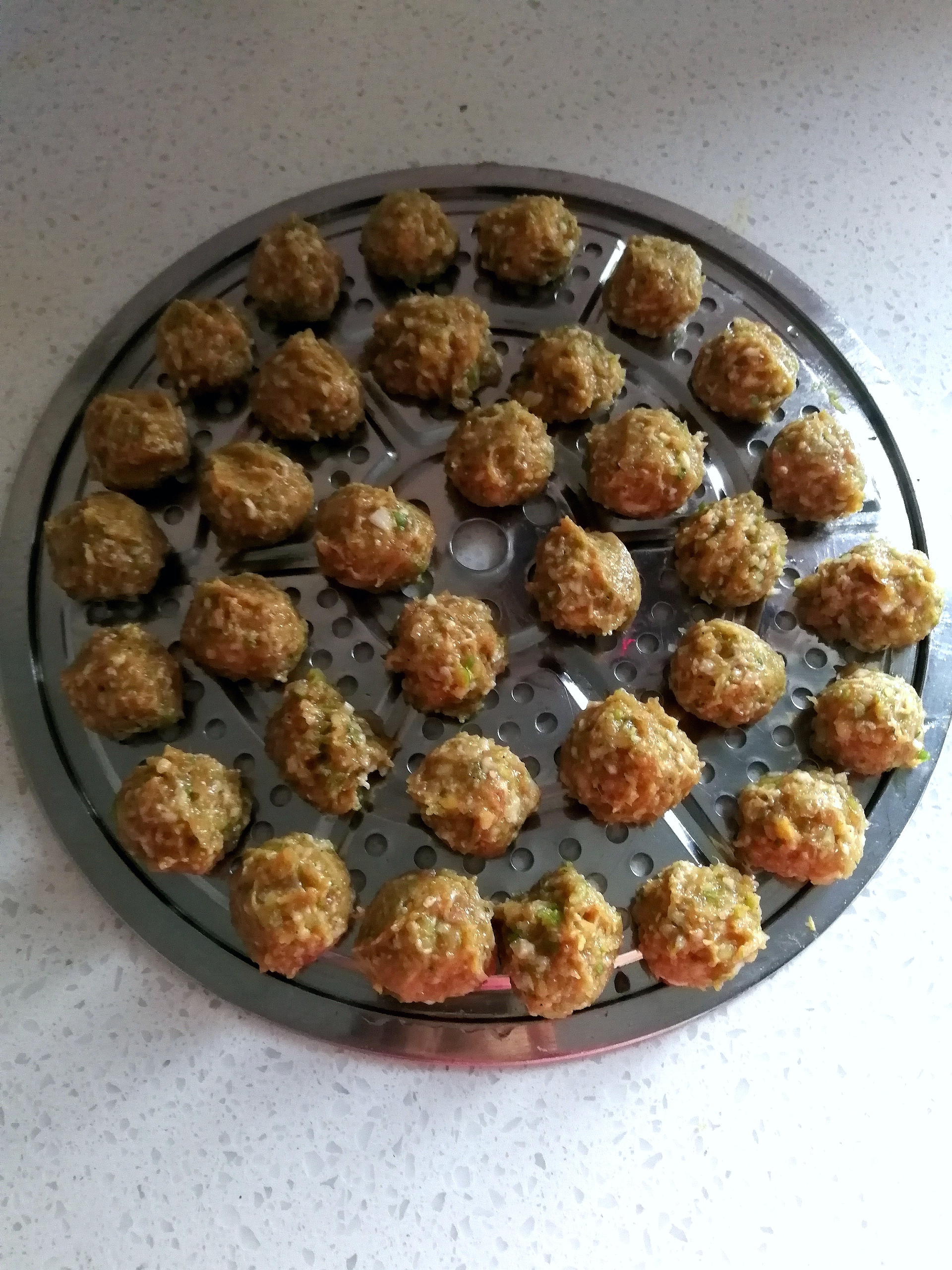 3,一会儿就做一笼屉的肉丸子.