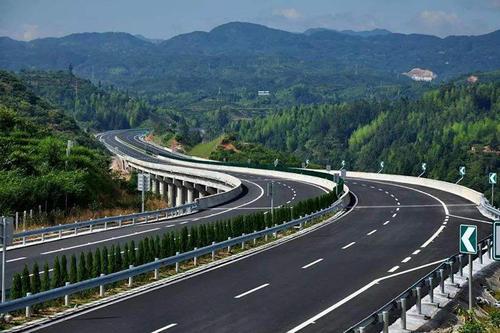 「中国小康网」过年回家高速免费期，新规适应难，看完你还想驾车回家吗？