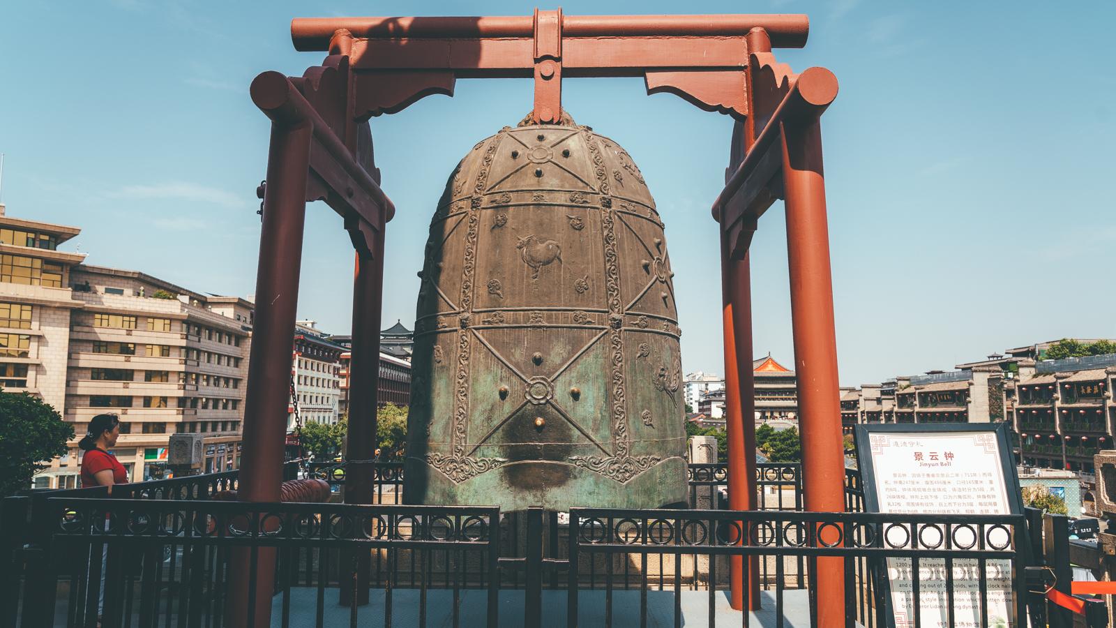 钟楼是一座重檐三滴水式四角攒尖顶的阁楼式建筑,呈典型明代建筑艺术