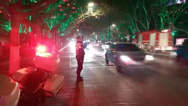燕赵都市报■闹市区电缆折断悬空！邯郸交巡警及时处置
