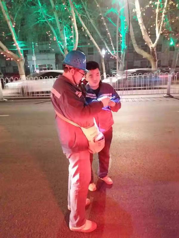 燕赵都市报■闹市区电缆折断悬空！邯郸交巡警及时处置