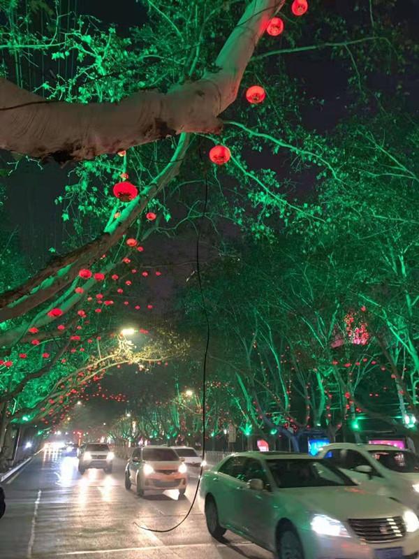 燕赵都市报■闹市区电缆折断悬空！邯郸交巡警及时处置