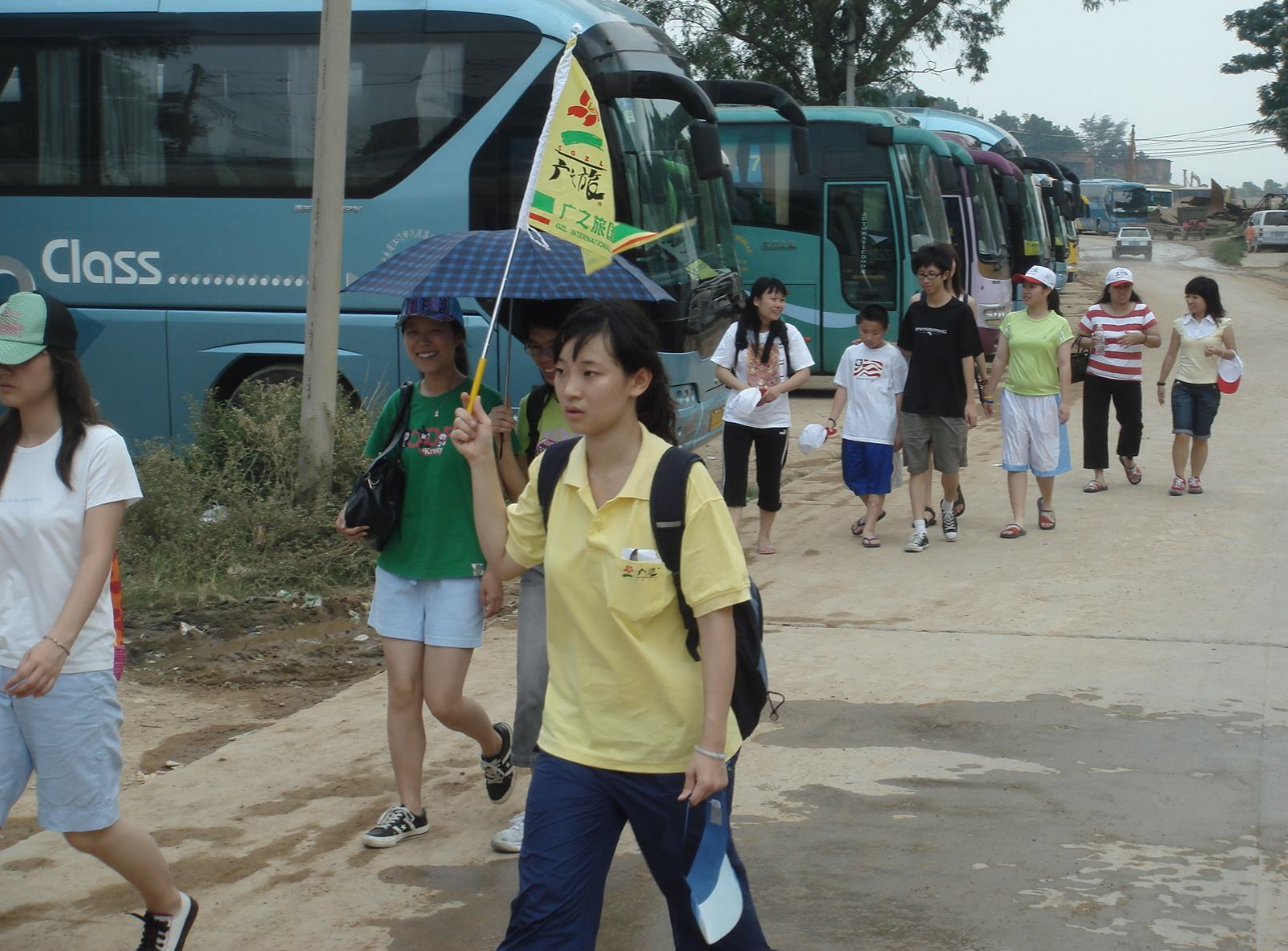 为何跟团旅游时,导游不和游客一起吃饭?美女导游说出了实情