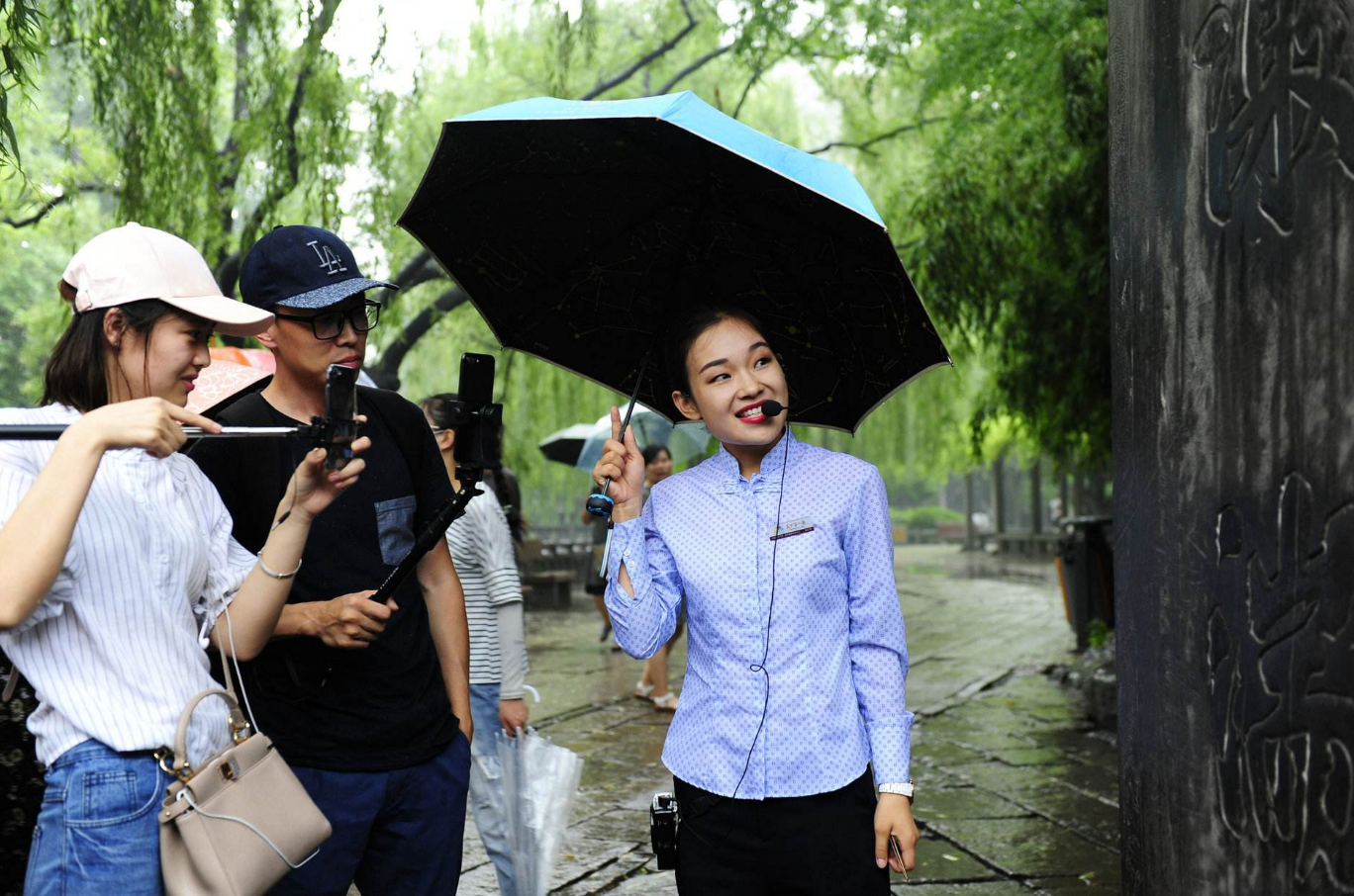 为何跟团旅游时,导游不和游客一起吃饭?美女导游说出了实情