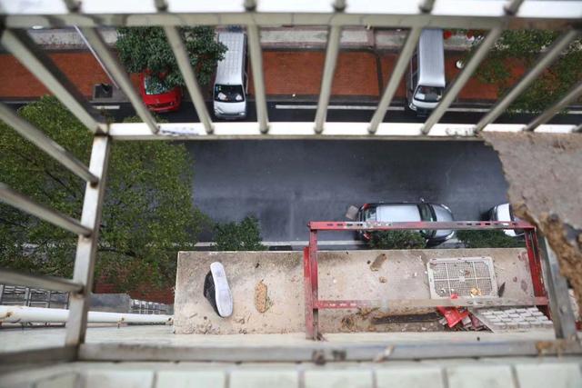 「生活报」女子踩防盗窗擦玻璃，儿子跑出来发现妈妈不见了，只留下一只鞋