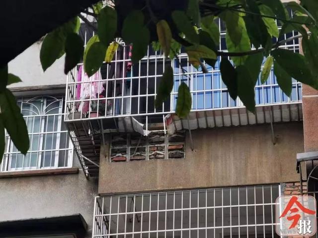 「生活报」女子踩防盗窗擦玻璃，儿子跑出来发现妈妈不见了，只留下一只鞋