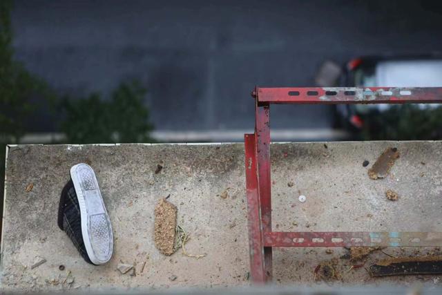 「生活报」女子踩防盗窗擦玻璃，儿子跑出来发现妈妈不见了，只留下一只鞋