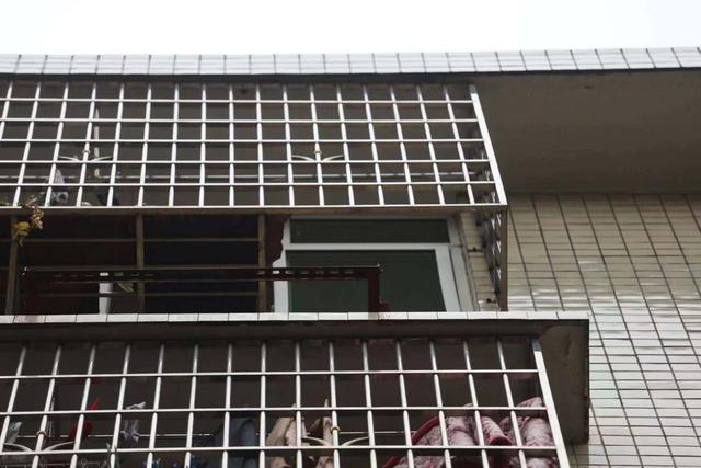 「生活报」女子踩防盗窗擦玻璃，儿子跑出来发现妈妈不见了，只留下一只鞋