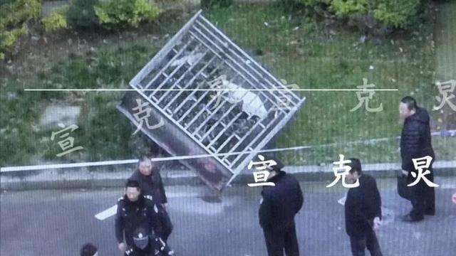 「生活报」女子踩防盗窗擦玻璃，儿子跑出来发现妈妈不见了，只留下一只鞋