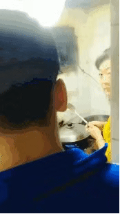 洞见■今年春运最感人的15个瞬间：世界再大，总有人盼你回家