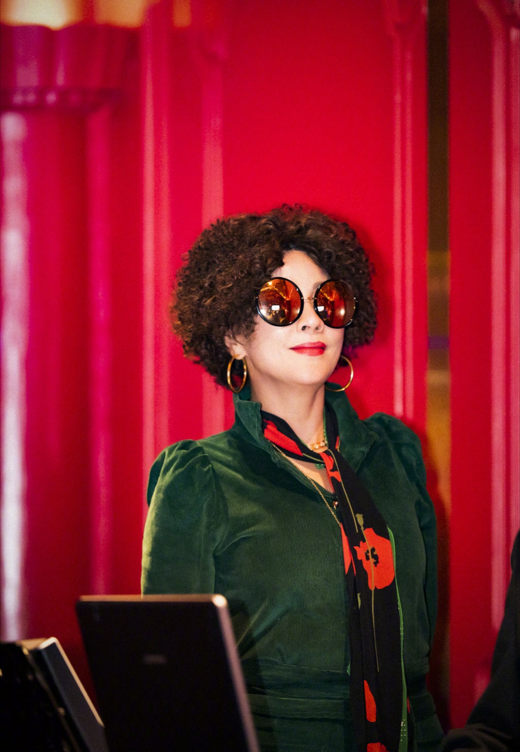 54岁刘嘉玲身穿绿色套装70年代复古范十足爆炸头太抢眼