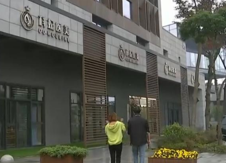 「海峡消费报」花2万多割了双眼皮，术后却成三眼皮？女子：是他拉我去喝酒的