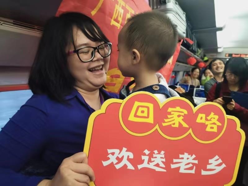 「经济日报」7000多名广西籍在粤务工人员乘坐免费专列返乡