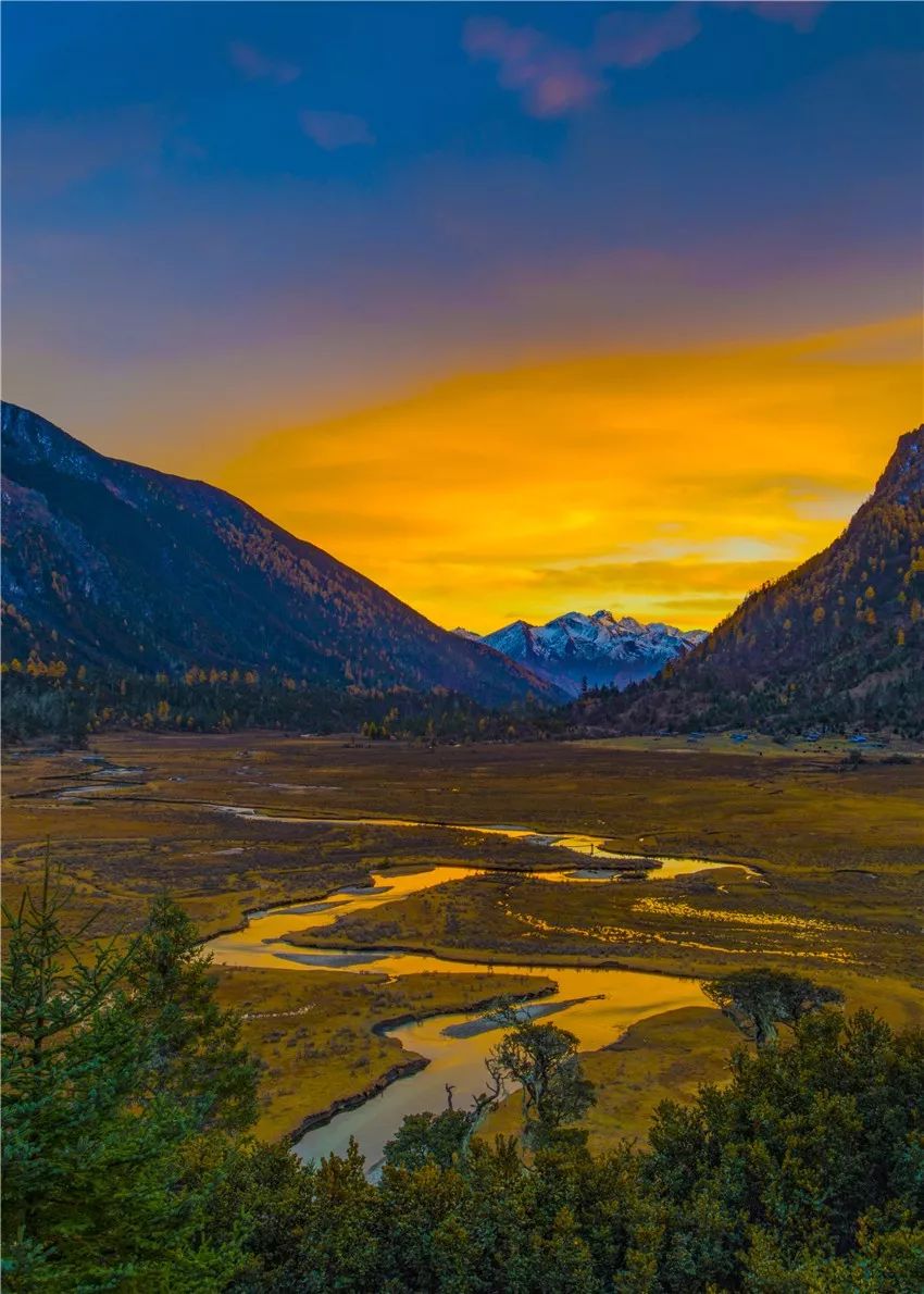 暮云去山如画云烟飘渺日出东方字母河风光像高秀清一样还有许许多多的