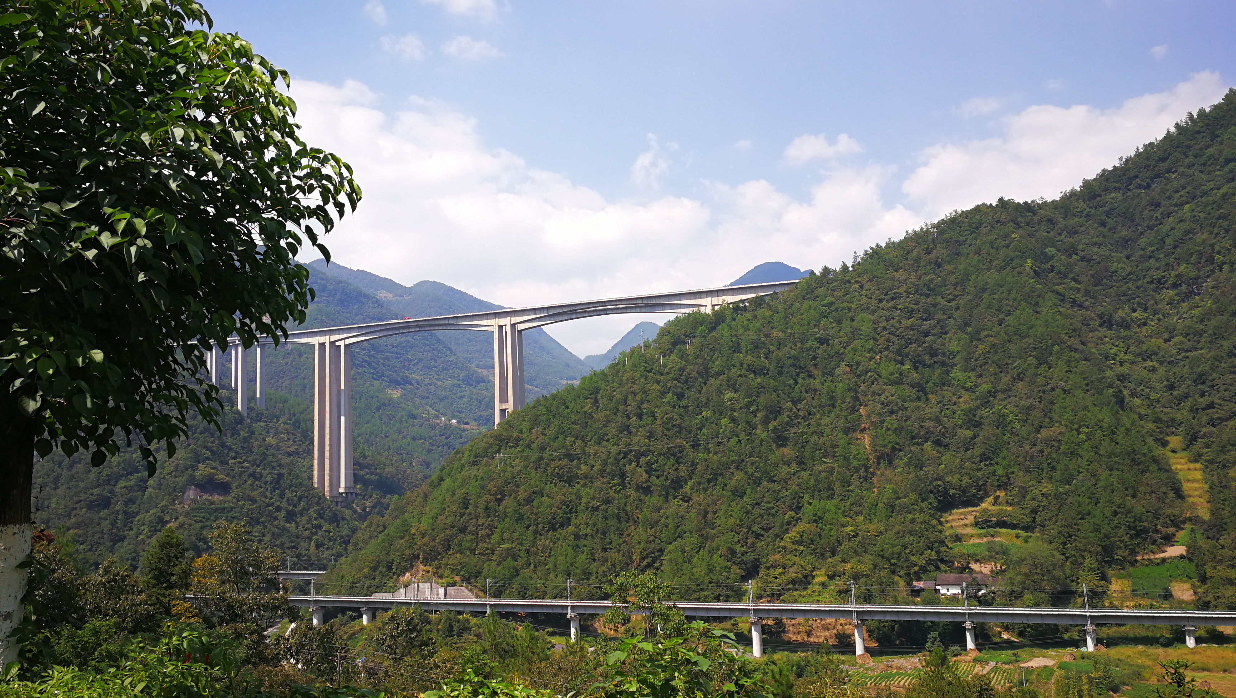 高速与铁路回首爬上来的山路到达野三关之前最后十公里全部是上坡