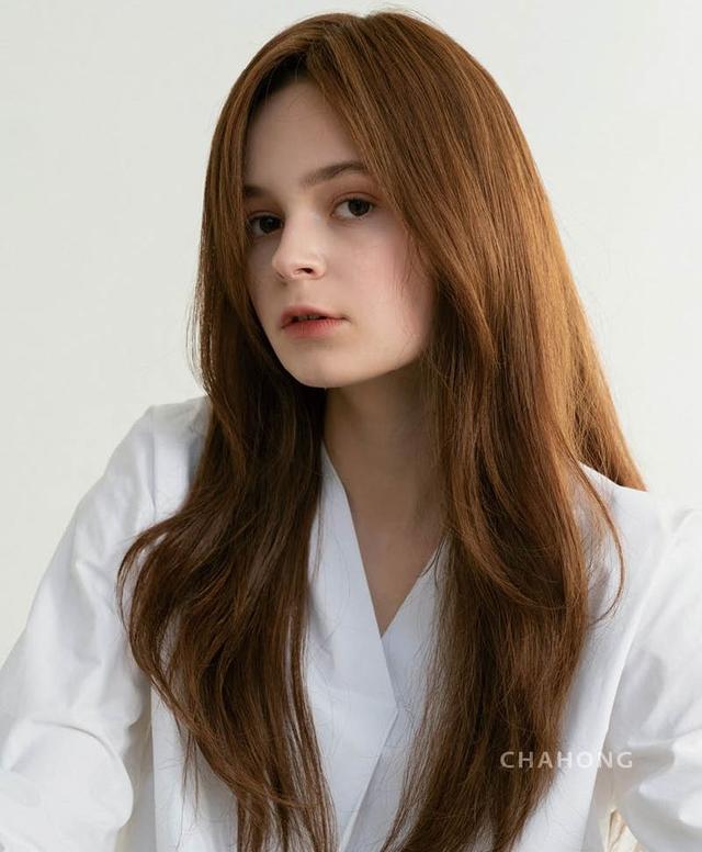 jessica日常造型很百变,但她保持这款焦糖棕的发色已经很久了,足以