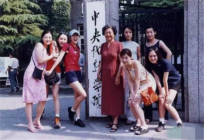 胡静新世界里扮会做炸酱面的刀美兰生活中她是爱吃路边摊的阔太