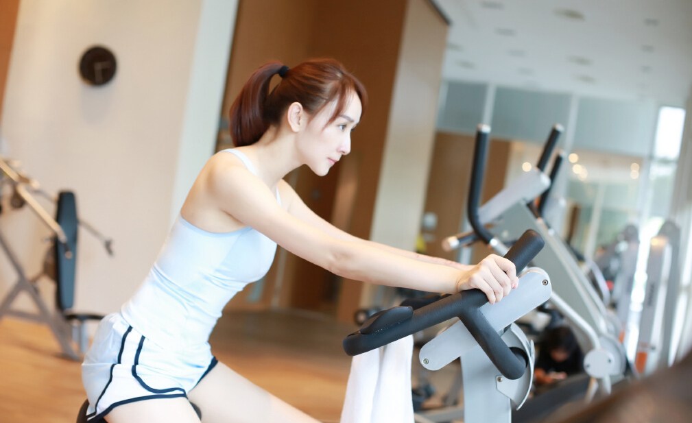 胡静新世界里扮会做炸酱面的刀美兰,生活中她是爱吃路边摊的阔太_人民