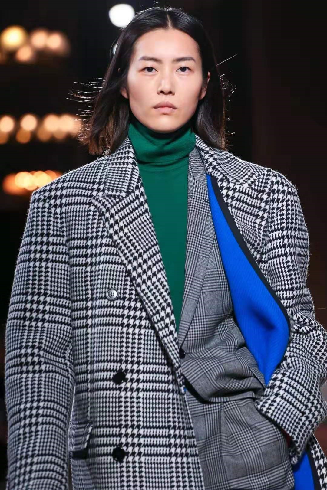 刘雯回归巴黎时装周千鸟格西装帅气干练走路更是霸气十足