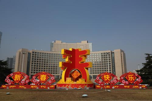 大众日报■“春”意浓浓迎新年！青岛市五四广场春节景观造型亮相