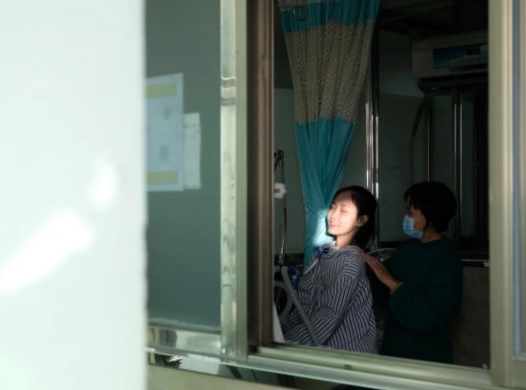 【贵州卫视】在ICU里生活了11年，父亲用这样的方式，为她“借”来一缕阳光