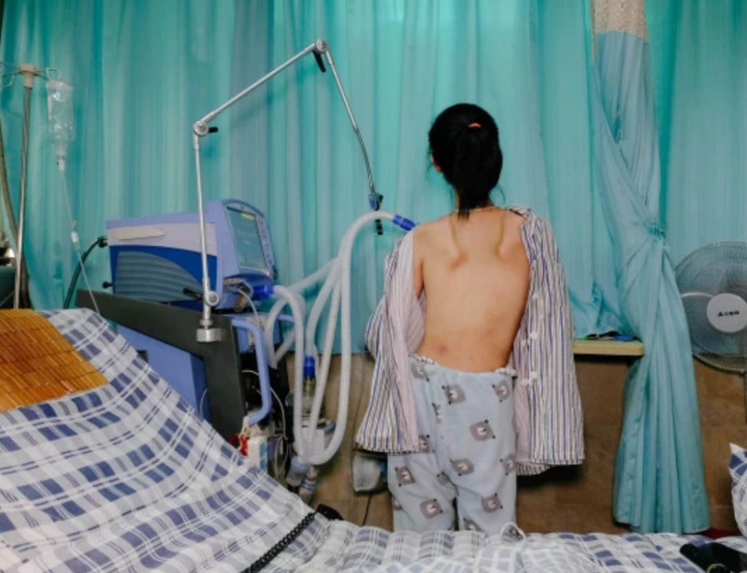 【贵州卫视】在ICU里生活了11年，父亲用这样的方式，为她“借”来一缕阳光