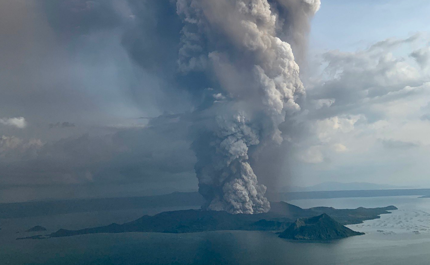 已经7天了菲律宾的火山还在喷发4级预警70413人全部撤离