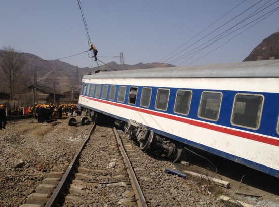 t195次列车从北京开往青岛,在周村到王村路段脱线,5034列车从烟台到