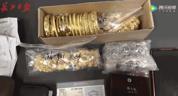 「半岛晨报」姑娘在地铁捡到一个包，打开一看惊呆：满满的黄金