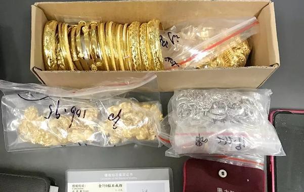 「半岛晨报」姑娘在地铁捡到一个包，打开一看惊呆：满满的黄金