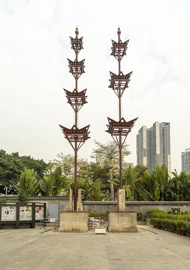 看过旗杆就要走到大门口看一看.