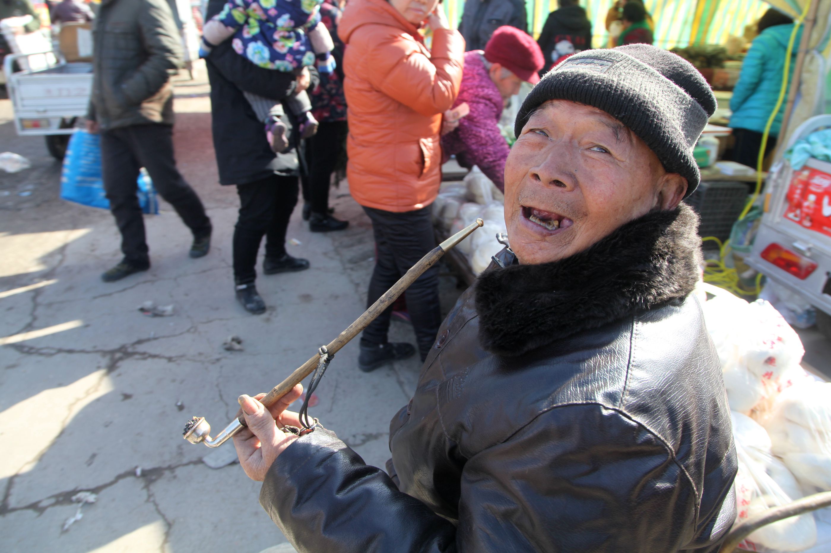 山西8旬农民大爷烟袋不离手40年没听医生话看有啥后果