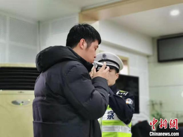 「大众日报」饮用白酒啤酒红酒对安全驾驶影响分别有多大？交警告诉你