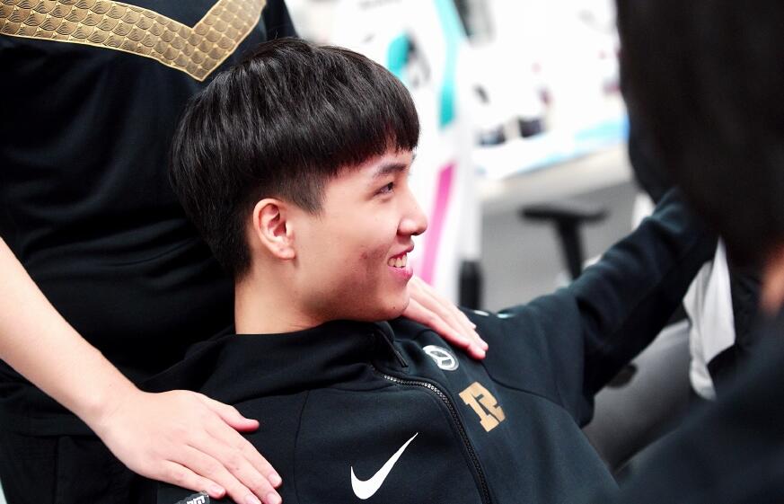 rng真亏了!wink首周三项数据第一,还登上最佳阵容