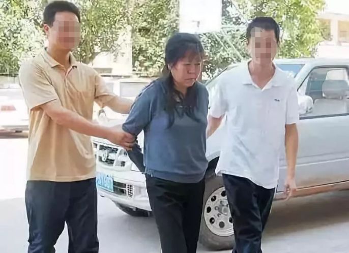 6岁乞丐街头认出妈妈,却被拒相认:我不是你妈妈,我的孩子在家