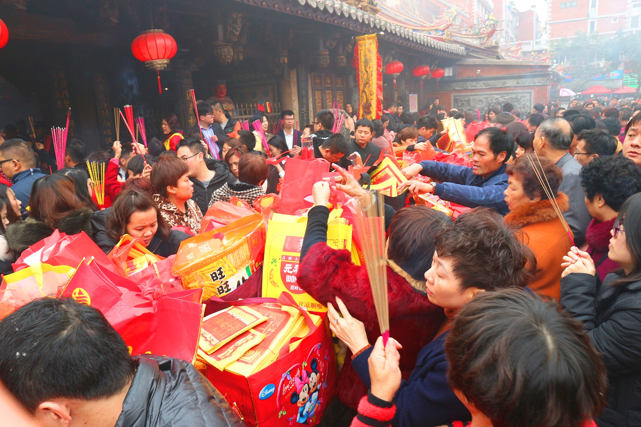 泉州是个世界宗教博物馆关帝庙香火最旺咱去看看