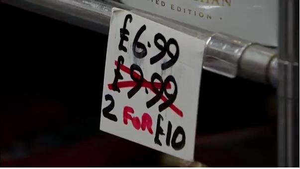 齐鲁晚报·齐鲁壹点：清仓大甩卖！英王室纪念品店打折促销哈里夫妇商品