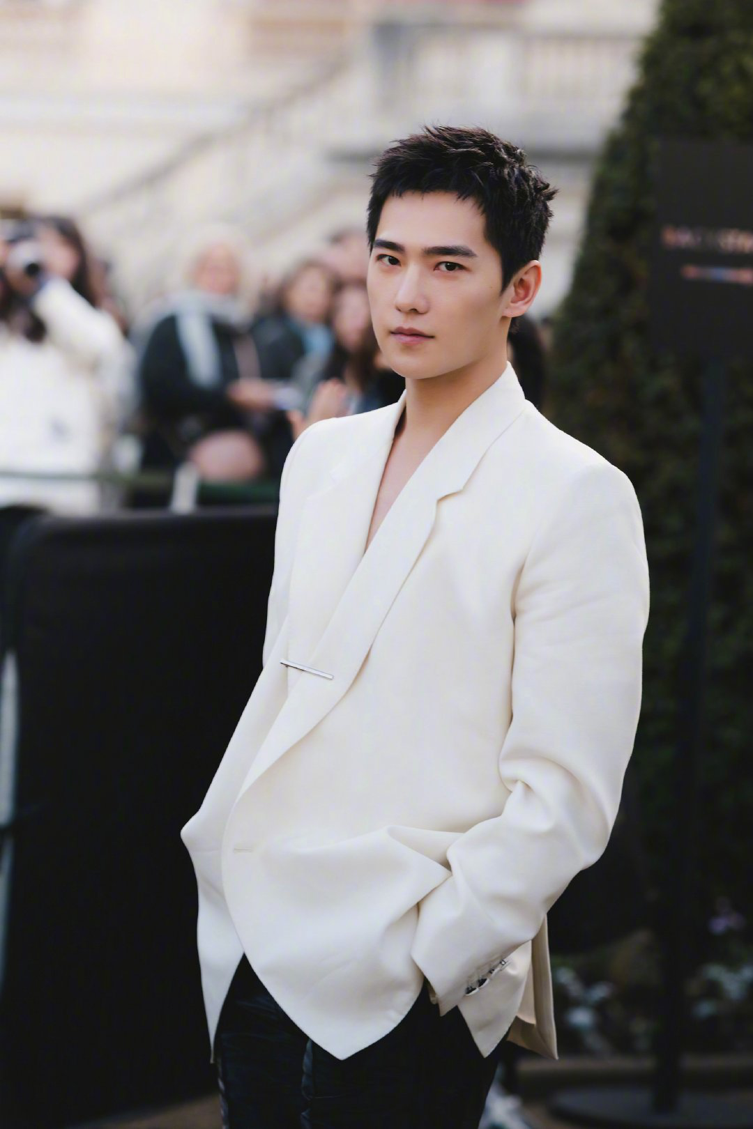杨洋男装周解锁新姿势白色真空西装张扬大胆霸道总裁上线