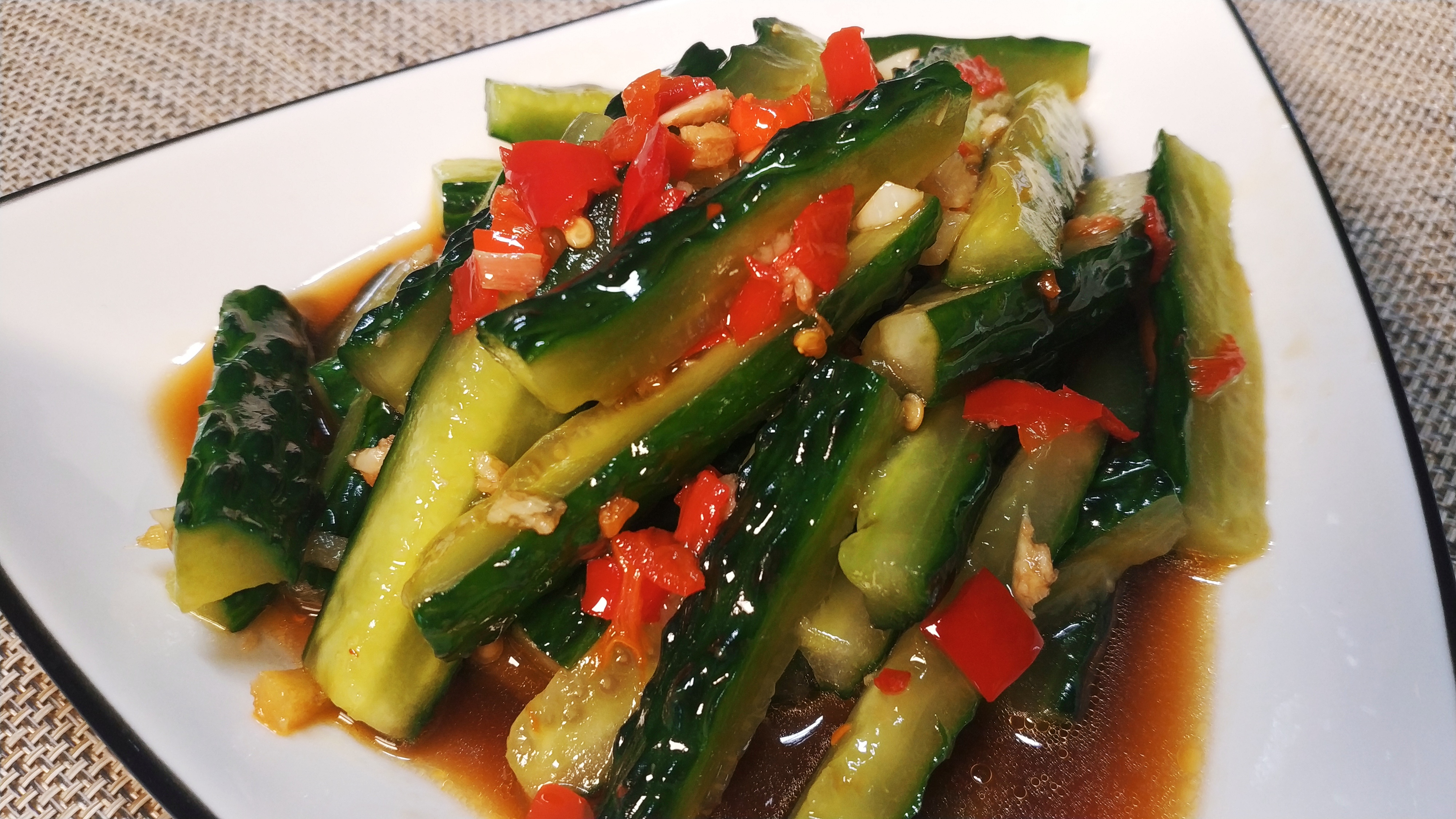 这样做的黄瓜清脆爽口,佐餐下酒都不错的家常小菜,希望您能够喜欢.