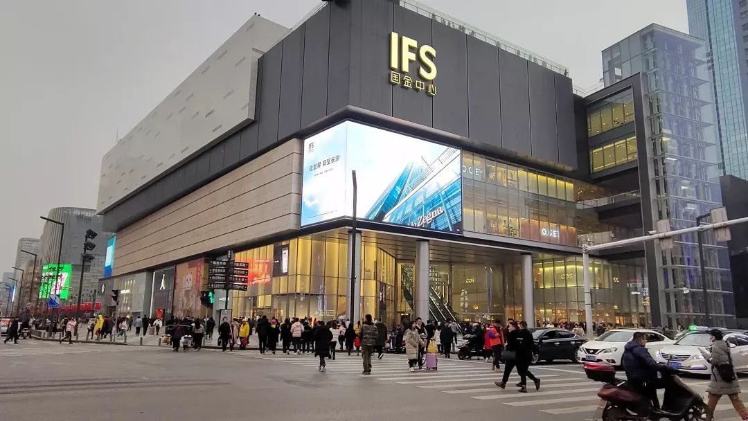 守岁人为了欢迎你回家他们在城市客厅忙活开了