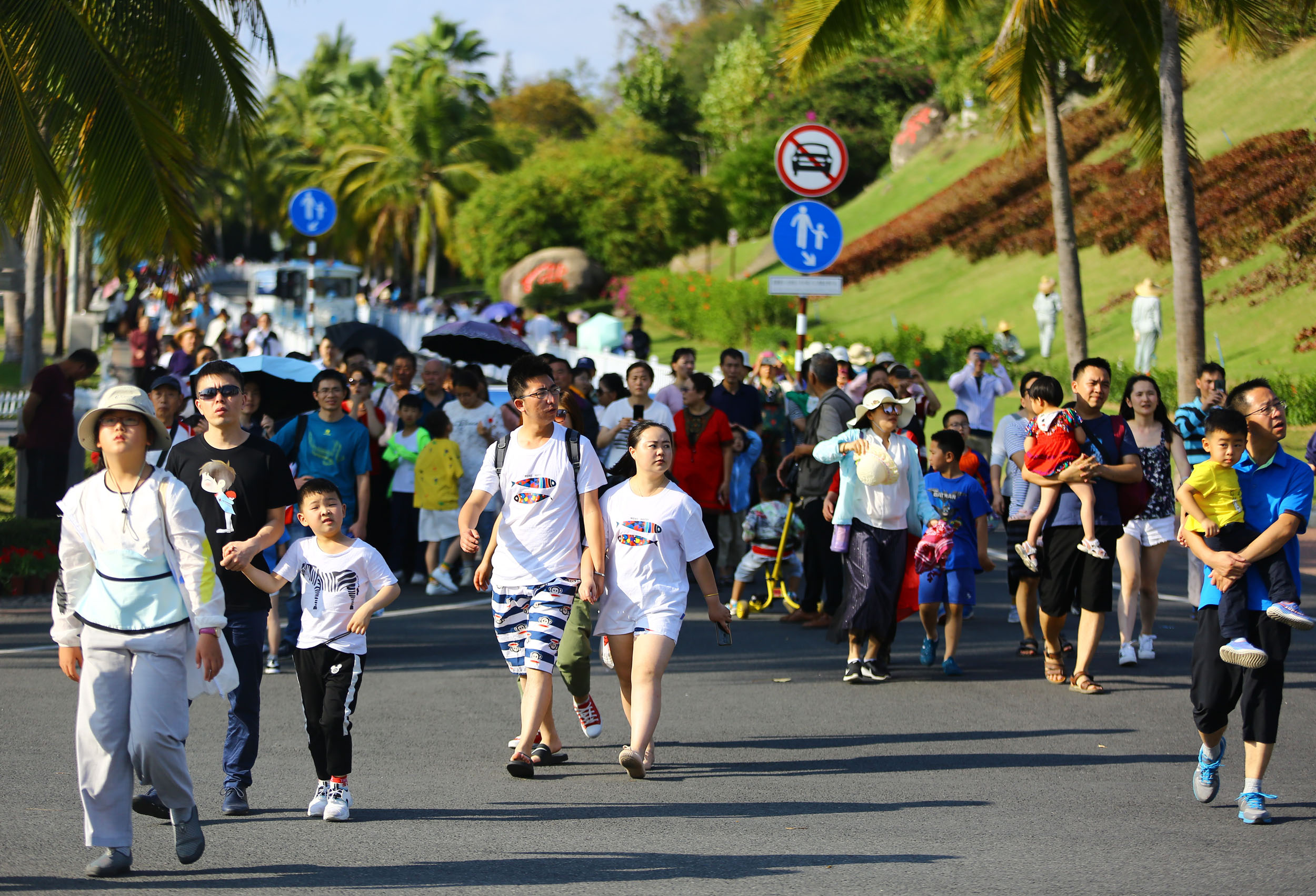 游客在三亚南山景区游览.
