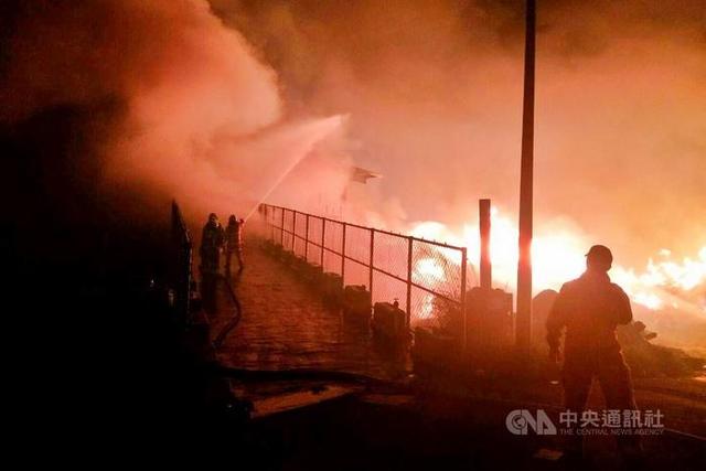 福州新闻网■台湾桃园一垃圾掩埋场深夜大火 浓烟直窜天际