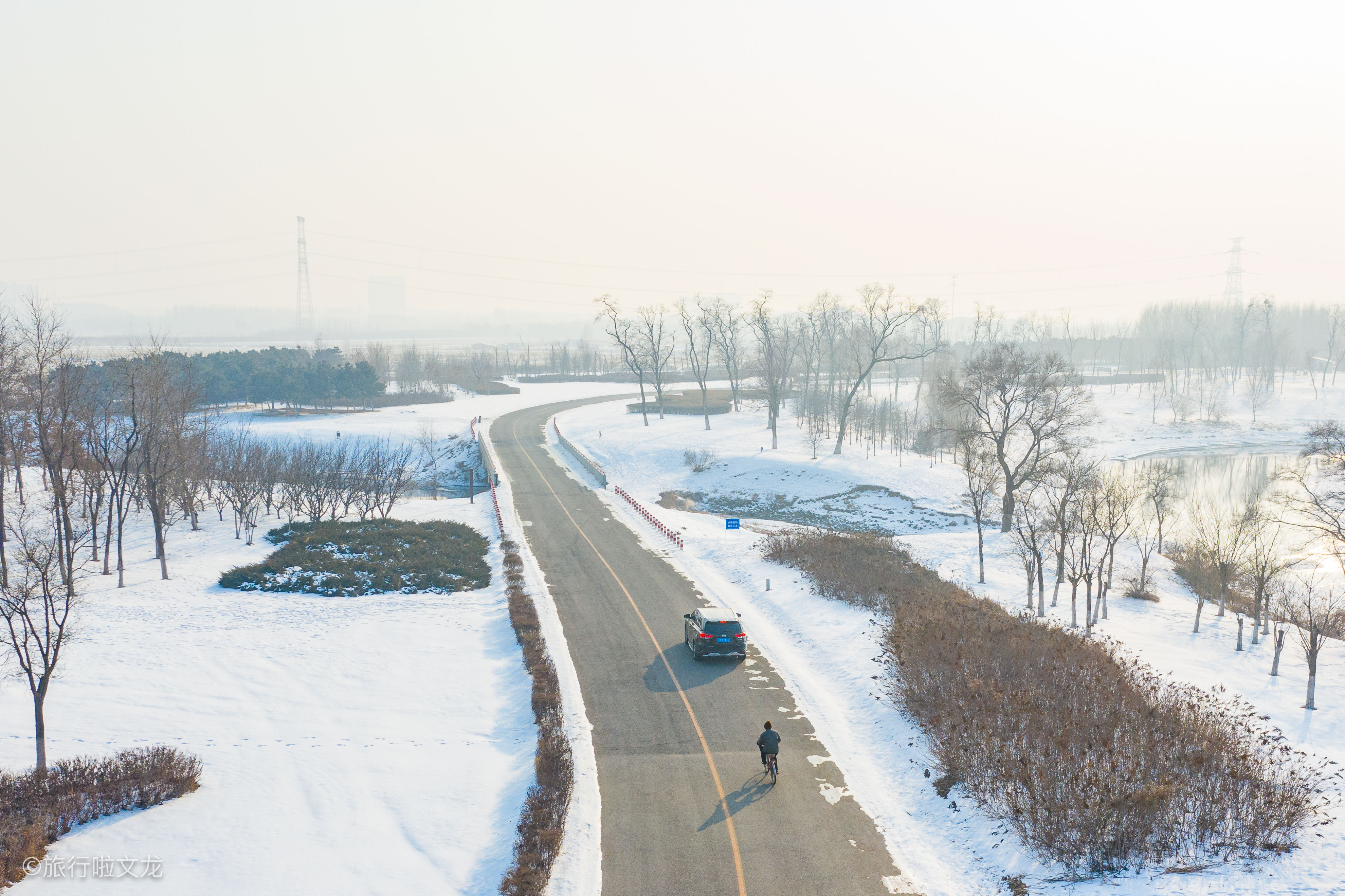航拍沈阳蒲河景观大道,全长33公里白雪覆盖,一边白雪一边河水