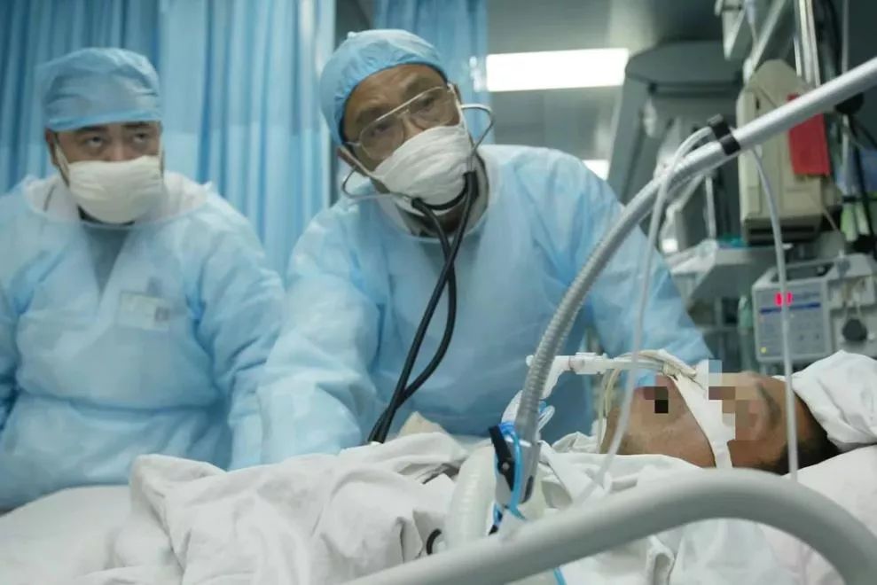 「半岛晨报」84岁的钟南山，再战防疫最前线！这两张照片让人肃然起敬