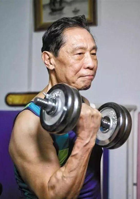 锻炼好比吃饭84岁钟南山肌肉照走红网络小年轻都自愧不如