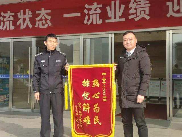 生活报@六旬快递员在住户门上画符号，业主心忧小偷而报警