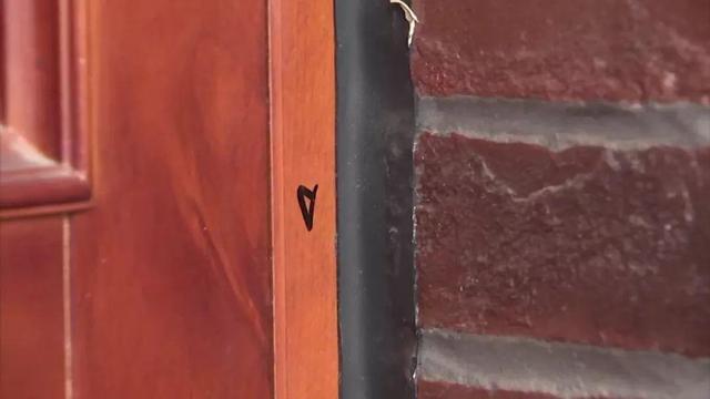 生活报@六旬快递员在住户门上画符号，业主心忧小偷而报警