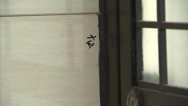 生活报@六旬快递员在住户门上画符号，业主心忧小偷而报警