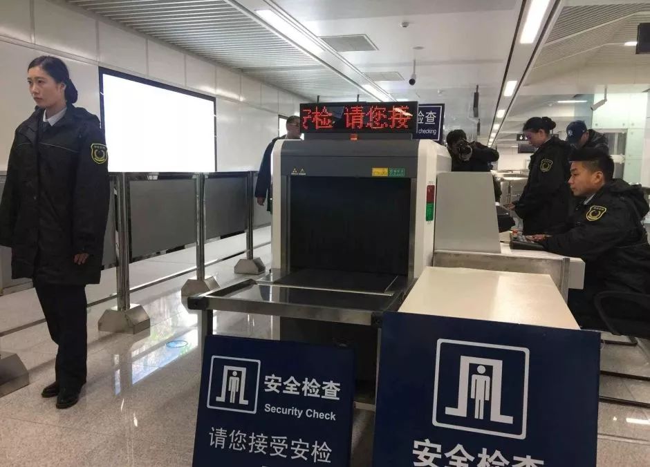 安检人员会告知乘客自弃限带物品进站乘车,或劝离乘客改乘其他交通